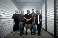 Storage Wars – (1. Staffel) - (v.l.n.r.) Jarrod Schulz; Dan Dotson; Dave Hester; Darrell Sheets; Barry Weiss