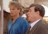 MacGyver – MacGyver (Richard Dean Anderson, l.) und Abe (Shelly Berman, r.) sind von Peugots Leuten verhaftet worden.