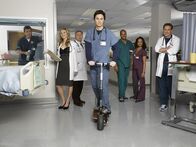 Scrubs - Die Anfänger – (6. Staffel) - Täglich fordert der Krankenhaus-Alltag den totalen Einsatz: (v.l.n.r.) Hausmeister (Neil Flynn), Elliot (Sarah Chalke), Dr. Bob Kelso (Ken Jenkins), J.D. (Zach Braff), Turk (Donald Faison), Carla Espinosa (Judy Reyes) und Dr. Phil Cox (John C. McGingley) ...