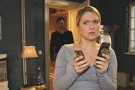 Anna und die Liebe – Anna (Jeanette Biedermann, r.) macht sich Sorgen: Offenbar hat sie ein Zeichen von Jonas bekommen, doch Paule ist einfach nicht auffindbar. Zu allem Überfluss will Tom sie auch noch für ein paar Tage nach Mailand schicken. Steve (Peter Windhofer, l.) bietet ihr an mitzukommen, und Anna stimmt gerne zu. Dennoch ist sie irritiert: Was hat Paules plötzlicher Weggang aus Berlin zu bedeuten?; Anna (Jeanette Biedermann, r.) macht sich Sorgen: Offenbar hat sie ein Zeichen von Jonas bekommen, doch Paule ist einfach nicht auffindbar. Zu allem Überfluss will Tom sie auch noch für ein paar Tage nach Mailand schicken. Steve (Peter Windhofer, l.) bietet ihr an mitzukommen, und Anna stimmt gerne zu. Dennoch ist sie irritiert: Was hat Paules plötzlicher Weggang aus Berlin zu bedeuten?