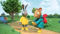 Pip und Posy – Endlich kann Posy die engen Gummistiefel ausziehen- so ein Glück!