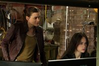 Unit 42 – Die Polizistin Virginie Aerens (Alexia Depicker, l.) ist begeistert von den Informatikkenntnissen, mit denen Billie Vebber (Constance Gay, r.) ihre Ermittlungsarbeit unterstützt.