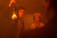 Agatha und der Fluch von Ischtar – Max Mallowan (li., Jonah Hauer-King) und Agatha Christie (re., Lyndsey Marshal).