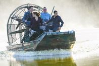 Scorpion – Müssen in den Sümpfen Louisianas nach einem Alligator suchen, der ein tödlichen Virus in sich trägt: (v.l.n.r.) Toby (Eddie Kaye Thomas), Paige (Katharine McPhee), Cabe (Robert Patrick) und Walter (Elyes Gabel) ...