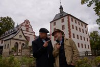 Lesch sieht Schwartz – Harald Lesch (r.) und Thomas Schwartz (l.) diskutieren die Ursachen dieses psychologischen Phänomens FOMO und wie man das Gefühl positiv umlenken kann. Wie befreie ich mich von diesem Druck, und wie kann FOMO zu JOMO werden, der "Joy of Missing Out"?