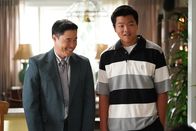 Fresh off the Boat – Louis Huang (Randall Park, l.); Eddie Huang (Hudson Yang, r.)