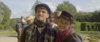 Theodosia – Henry (Frankie Minchella) und Maya (Julie Lamberton) verkleiden sich als älteres Ehepaar, um eine Auktion besuchen zu können. Sie suchen den Opal.