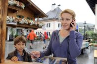 Der Bergdoktor – Susanne (Natalie O’Hara, r.) und Jonas (Fabian Elias Huber, l.) laden Martin zum Abendessen ein.