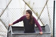 jerks. – Christian trifft seine Ex-Freundin Josie (Joanna Kitzl) in der Mülltonne wieder. Hat sie die Trennung von ihm damals nicht verkraftet und ist deshalb nun in dieser prekären Situation?; Christian trifft seine Ex-Freundin Josie (Joanna Kitzl) in der Mülltonne wieder. Hat sie die Trennung von ihm damals nicht verkraftet und ist deshalb nun in dieser prekären Situation?