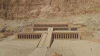 Legendäre Pharaonen – Totentempel der Hatschepsut aus der 18. Dynastie gehört zu den bekanntesten Tempeln Ägyptens. Er ist den Göttern Amun-Re und Hathor geweiht.