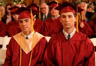 Malcolm mittendrin – Haben ihren Abschluss geschafft: Malcolm (Frankie Muniz, l.) und Reese (Justin Berfield, r.) ...