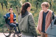 Sommer auf drei Rädern – Als Kim (Emma Floßmann) sich nach dem Roadtrip alleine auf den Heimweg macht, versuchen Flake (Jakob Schmidt, re.) und Philipp (Daniel Rodic, li.) sie einzuholen - Flake muss Kim etwas wichtiges mitteilen.