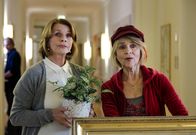 Almuth und Rita – Es kostet Almuth (Senta Berger) einige Überwindung, sich an die Schrullen von Rita (Cornelia Froboess, re.) zu gewöhnen.