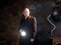 Tatort – MDR Fernsehen TATORT, "Fluch des Bernsteinzimmers" Uhr. Kain (Bernd Michael Lade) will Licht ins Dunkle um das mysteriöse Bernsteinzimmer bringen: Bei seinen Ermittlungen suchen Ehrlicher und er den Stollen auf, der vom Team des Herzogs gefunden worden war und bereits im Zweiten Weltkrieg eine dunkle Rolle spielte.