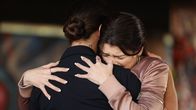 The Rookie – Chens (Melissa O'Neil, l.) Ermittlung im Mordfall einer Teenagerin treibt Tamara (Dylan Conrique, r.) an den Rand ihrer Gefühle. Denn das getötete Mädchen und Tamara waren früher gute Freundinnen.