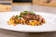 Silvia kocht – Faschierte Hirsch-Laibchen mit Linsen-Zwetschken-Salat & orientalischen Rahmgurken.