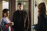 Castle – Richard Castle (Nathan Fillion, M.) und Kate Beckett (Stana Katic, r.) befragen Evelyn (Judith Scott, l.) zum Einbruch in ihrem Haus.