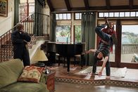 Two and a Half Men – Als Walden (Ashton Kutcher, r.) bei der Umgestaltung seines Hauses Charlies Flügel abholen lässt , an dem Alan (Jon Cryer, M.) so hängt, geraten die beiden aneinander ...