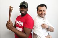Kochs anders – Personal-Coach Kelechi Onyele (li.) stellt Sternekoch Ali Güngörmüs mit afrikanischem Essen auf die Probe.