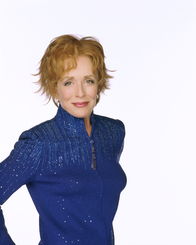 Two and a Half Men – (2. Staffel) - Evelyn Harper (Holland Taylor) ist Alans und Charlies leicht nymphomane Mutter. Sie ist sehr enttäuscht von ihren beiden Söhnen, da diese jeglichen Kontakt zu ihr vermeiden wollen.