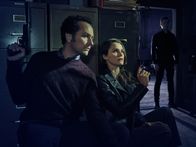 The Americans – Ihre Familie wird bedroht und das schweißt zusammen. Die sowjetischen KGB-Spione Philip (Matthew Rhys, l.) und Elizabeth (Keri Russell, r.) Jennings nehmen alles in Kauf, um ihre Familie in den USA zu beschützen ...