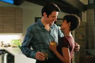 Extant – Obwohl Molly (Halle Berry, r.) gerade erfahren hat, dass sie keine Kinder bekommen kann, steht ihr Mann John (Goran Visnjic, l.) zu ihr. Das ist Jahre her, wie wird er reagieren, wenn er von ihrer jetzigen Schwangerschaft erfährt?
