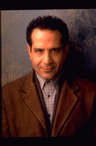 Monk – (1. Staffel) - Adrian Monk (Tony Shalhoub) besitzt ein fotografisches Gedächtnis und auch seine Fähigkeiten, Fälle zu lösen sind einzigartig.