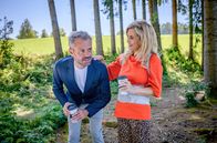 Sturm der Liebe – Erik (Sven Waasner, l.) und Yvonne (Tanja Lanäus, r.) verlassen den Wald gutgelaunt und glücklich.