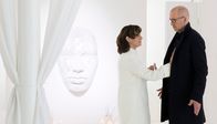 Brand – Kriminalkommissar Jan Fabel (Peter Lohmeyer) befragt die Esoterikerin Beate Brandt (Charlotte Schwab, li.), die mit beiden Mordopfern kurz vor deren Tod telefoniert hat.