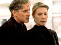 The Game – Der selbstherrliche Finanzmakler Nicholas Van Orton (Michael Douglas) ahnt noch nicht, dass bald seine Existenz in Scherben liegen wird. Ist die geheimnisvolle Blondine Christine (Deborah Kara Unger, re.) Teil einer Verschwörung?.