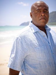Hawaii Five-0 – (7. Staffel) - Kämpft mit seinen Kollegen gegen das organisierte Verbrechen auf Hawaii: Lou (Chi McBride, l.) ...