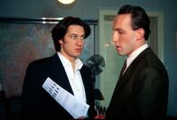 Kommissar Rex – Stockinger (Karl Markovics, r.) philosophiert über Hubert Zauners Fingerabdrücke. Zauner ist Verdächtiger in einem Mordfall. Kommissar Moser (Tobias Moretti, l.) ist skeptisch ...