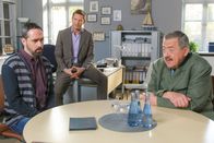 Die Rosenheim-Cops – Die Kommissare Hofer (Joseph Hannesschläger, r.) und Hansen (Igor Jeftic, M.) befragen Lukas Huber (Patrick Finger, l.), den Freund des Opfers.