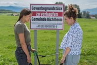 Sturm der Liebe – Maxi (Katharina Scheuba, l., mit Johanna Graen, r.) findet Trost in der Natur.