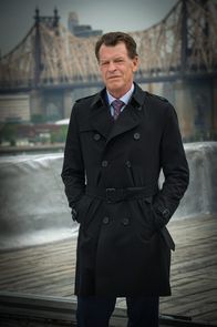 Elementary – Nachdem er von den Anschuldigungen gegen seinen Sohn und dessen Rückfall erfahren hat, begibt sich sein entfremdeter Vater, Morland Holmes (John Noble), nach New York, um seinem Sohn zu helfen ...