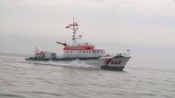 Seenotretter – Bildunterschrift: Die "Hermann Helms" ist ein Seenotkreuzer der 27,5-Meter-Klasse. Stationiert sind das Boot und seine Crew in Cuxhaven. Ihr Einsatzgebiet ist die Nordsee.