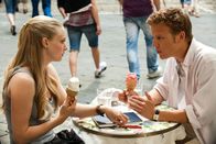 Briefe an Julia – L-R: Sophie (Amanda Seyfried), Charlie (Christopher Egan)