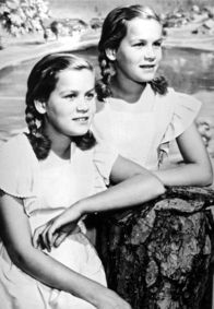 Das doppelte Lottchen – In einem Ferienheim treffen sich Luise und Lotte (Isa und Jutta Günther) und stellen fest, dass sie Zwillinge sind, deren Eltern sich vor acht Jahren trennten. Fortan lassen sie nichts unversucht, um die Eltern wieder zu vereinen.