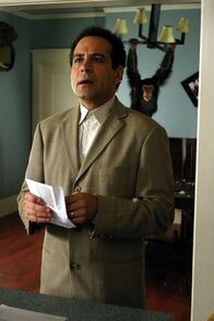 Monk – Der Plattenproduzent Ian Blackburn wird erschossen im Panic Room seines Hauses aufgefunden. Ein neuer Fall für Adrian Monk (Tony Shalhoub) ...