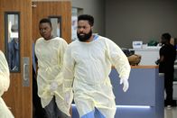 Atlanta Medical – Dr. Mina Okafor (Shaunette Renée Wilson, l.); AJ Austin (Malcom-Jamal Warner, r.)