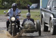 Death in Paradise – Dwayne Myers (Danny John-Jules, l.) und DI Richard Poole (Ben Miller, r.) auf dem Weg zum Tatort.