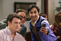 The Big Bang Theory – Während Howard und Bernadette eine schockierende Nachricht erhalten, glauben Leonard (Johnny Galecki, M.) und Raj (Kunal Nayyar, r.), den Schauspieler Nathan Fillion (Nathan Fillion, l.) im Restaurant entdeckt zu haben ...
