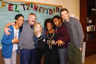Community – Weihnachtszeit in Greendale: (v.l.n.r.) Abed (Danny Pudi), Mike (Anthony Michael Hall), Britta (Gillian Jacobs), Shirley (Yvette Nicole Brown), Troy (Donald Glover) und Jeff (Joel McHale) ...