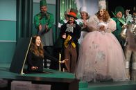 The Middle – Als Frankie hört, dass jeder beim Musical des Orson Community Theater mitmachen kann, sieht sie für Sue (Eden Sher, l.) die Chance, auch mal an etwas Großem teilzunehmen. Diese bekommt jedoch nicht ganz die Rolle, die sie sich vorgestellt hat ...