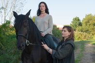 Ostfriesenkiller – Ann Kathrin (Christiane Paul, r.) will Sylvia (Svenja Jung, l.) besser kennenlernen und begleitet sie deshalb zu ihrem geliebten Pferd auf den Reiterhof.