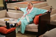 Two and a Half Men – Ebenso wie seine Tochter Rose, hat es Harvey (Martin Sheen) auf ein Mitglied der Harper Familie abgesehen ...