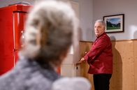 Sturm der Liebe – André (Joachim Lätsch, r.) gesteht Hildegard (Antje Hagen, l.) die Wahrheit über den Lebensmittelschwund.