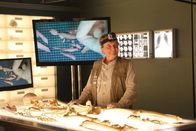 Bones - Die Knochenjägerin – Der Filmemacher Andrew Jursic (Dave Thomas) will die Arbeit des Jeffersonian-Teams bei einer Morduntersuchung dokumentieren.