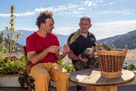 Zu Tisch ... – In den Bergen der Alpujarra in Südspanien versucht Juan Peña (re.) die Region mit einer umstrittenen Pflanze wiederzubeleben: Mit Marcos Perea (li.) verarbeitet er getrockneten Hanf.