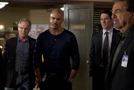 Criminal Minds – Versuchen, einen Serientäter zur Strecke zu bringen: Detective Tom Landry (John Posey, l.), Morgan (Shemar Moore, 2.v.l.), Hotch (Thomas Gibson, 2.v.r.) und Rossi (Joe Mantegna, r.) ...